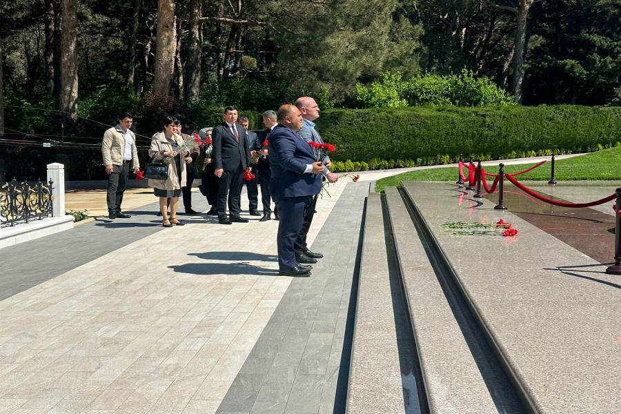 EESMN ve DGK yaninda Ictimai Suralarin uzvuleri Umummilli Lideri Heyder Eliyevin mezarini ziyaret edibler - FOTOLAR