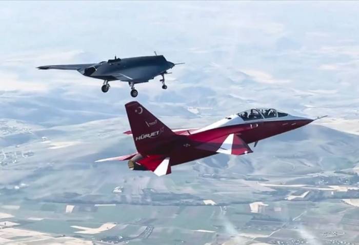 Turkiyenin “ANKA III” PUA-si HURJET teyyaresi ile birge ucus heyata kecirib
