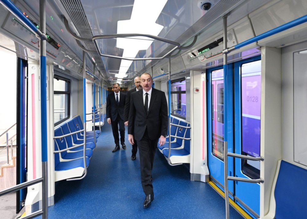 Prezident yeni nesil metro qatarlari ile tanis oldu - FOTOLAR (YENILENIB)
