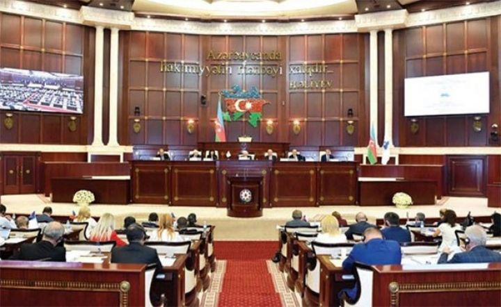 Deputatlar 16 meseleye gore TOPLASIR