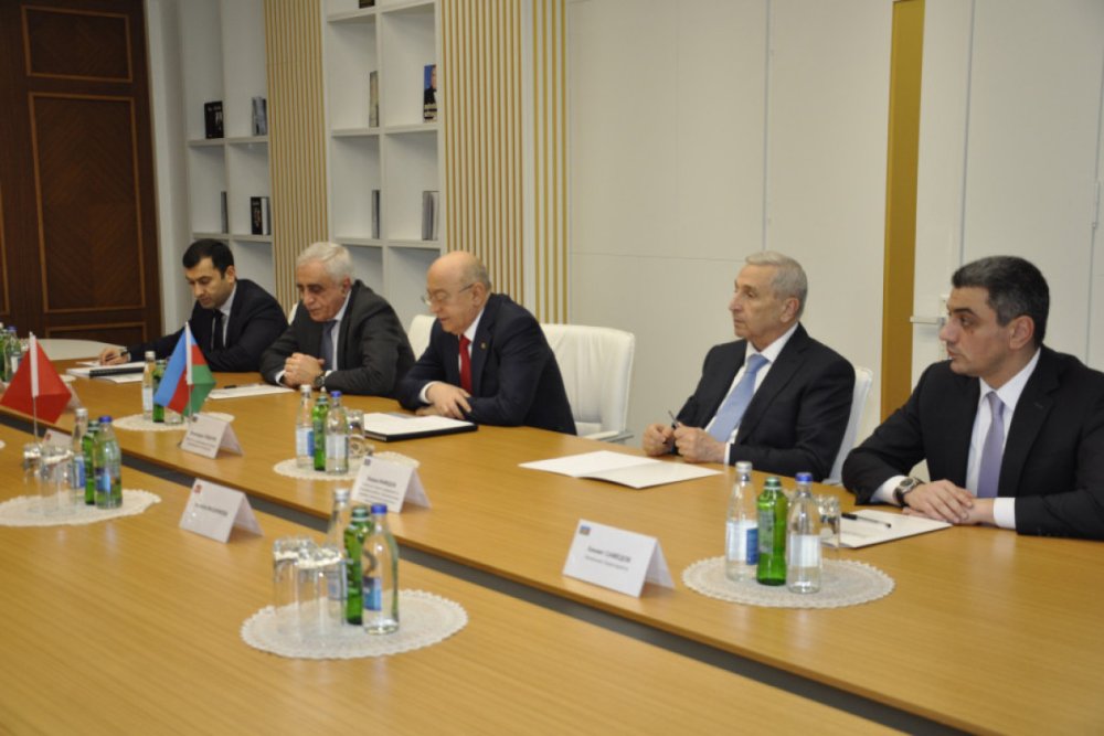 Kemaleddin Heyderov Qirgiz Respublikasinin fovqelade hallar naziri ile gorusub