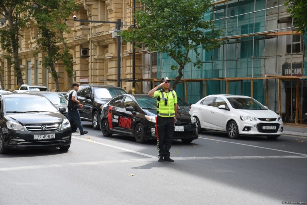 Yol polisi yagmurlu hava ile bagli muraciet edib