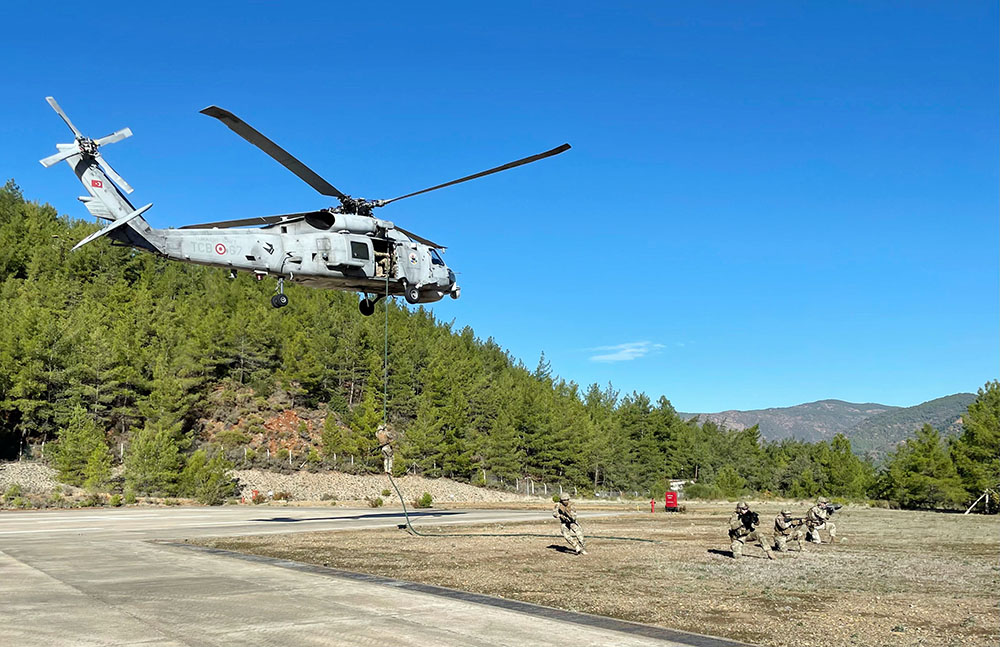 Azerbaycan ve Turkiye deniz xususi teyinatlilari serti dusmen arxasina helikopterden enme tapsiriqlari yerine yetiribler