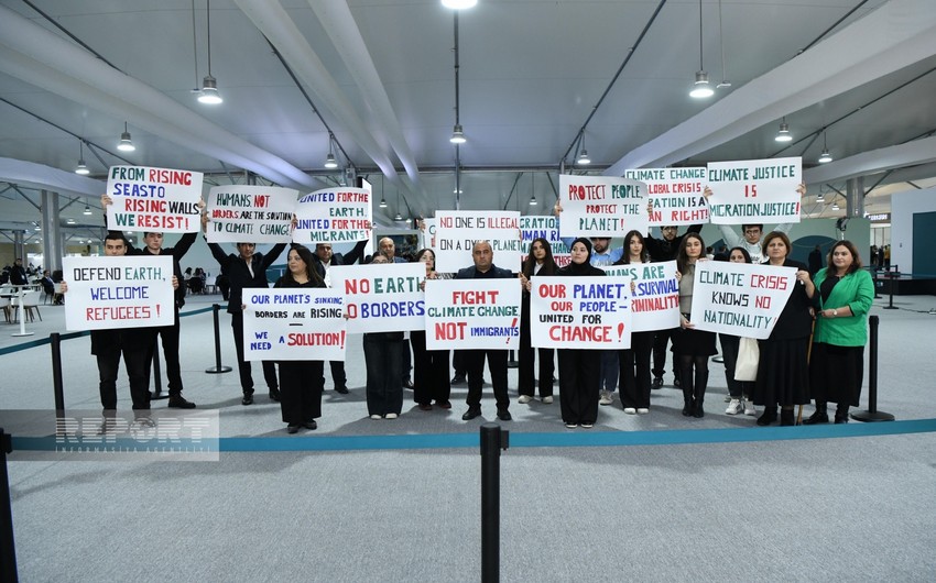 Azerbaycanin QHT feallari Avropada miqrantlara qarsi tezyiqlere dair sessiz etiraz aksiyasi keciribler