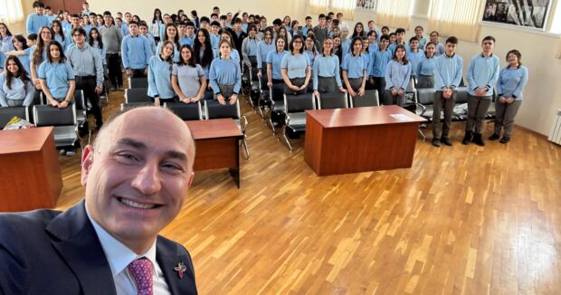 Enene: Sefir tehsil aldigi mektebe geldi – FOTOLAR