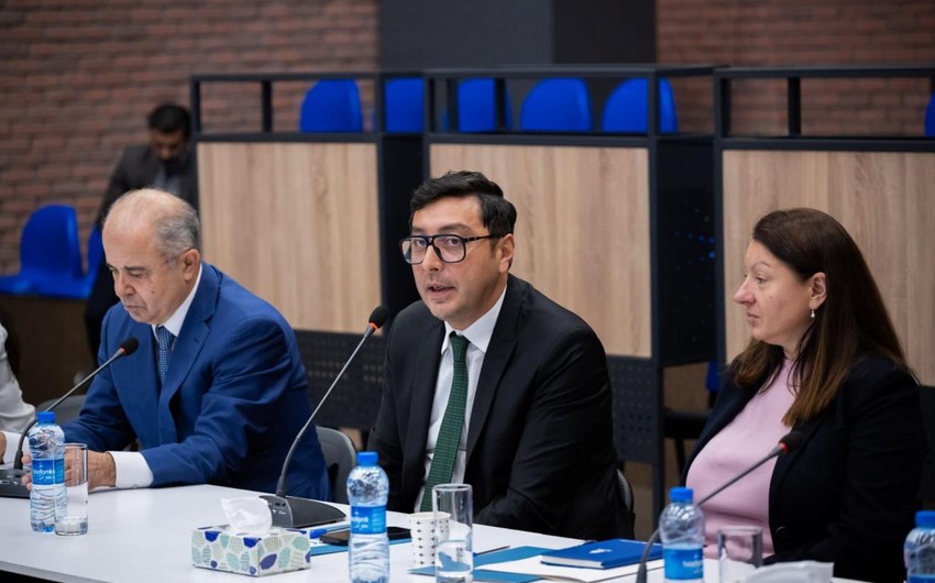 Ferid Qayibov mesqcilik ixtisasi uzre ingilis dilinde tehsil alan telebelerle gorusub