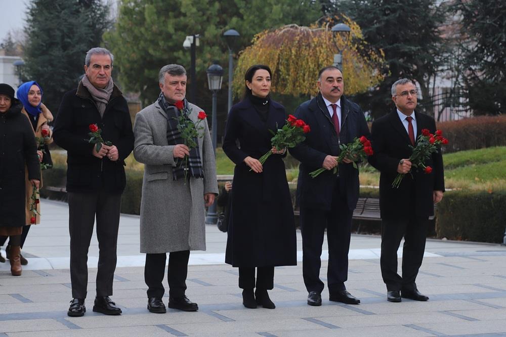 Mediatorlar Azerbaycan Ombudsmani ve sefir ile birlikde Ankarada Heyder Eliyevin abidesini ziyaret edib - FOTOLAR