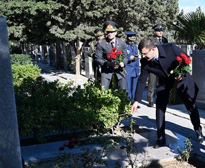 Mudafie Nazirliyinin rehber heyeti sehidlerin mezarlarini ziyaret edib