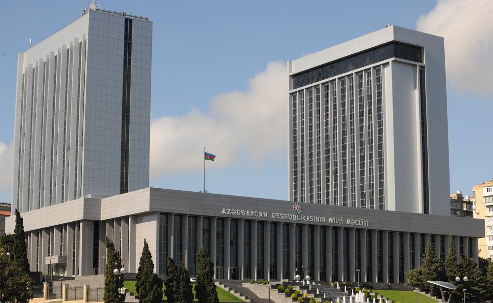 Parlament bezi qanun ve esasnamelere deyisikliyi qebul etdi