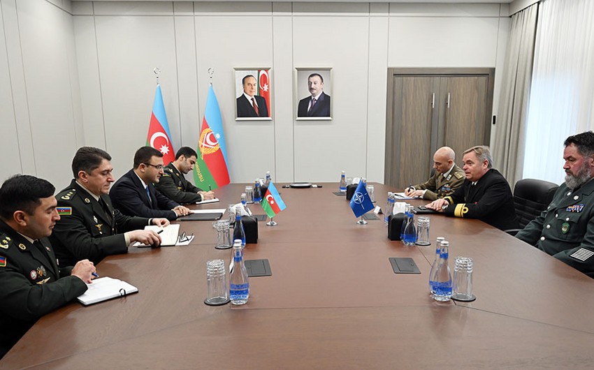 Bas Direktor NATO numayendeleri ile gorusub