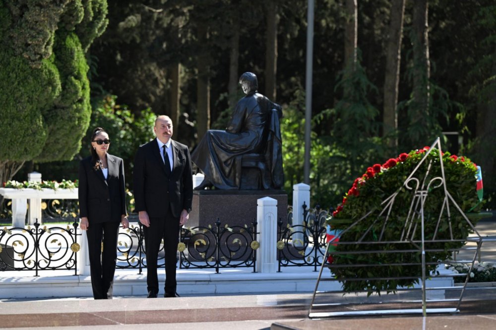 Ilham Eliyev ve Mehriban Eliyeva Umummilli Lider Heyder Eliyevin mezarini ziyaret edib