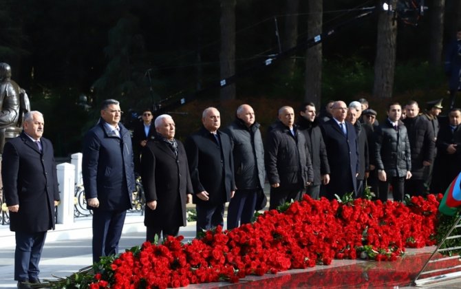 “AzerEnerji” ve “Azerisiq” kollektivleri Ulu Onderin mezarini ZIYARET ETDI