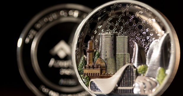 “AzerGold” QSC Bakiya hesr olunmus unikal gumus sikke istehsal edib – FOTOLAR