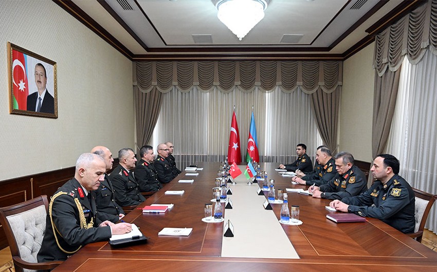 Bas Qerargah reisi Turkiye numayende heyeti ile regional tehlukesizlik meselelerini muzakire edib