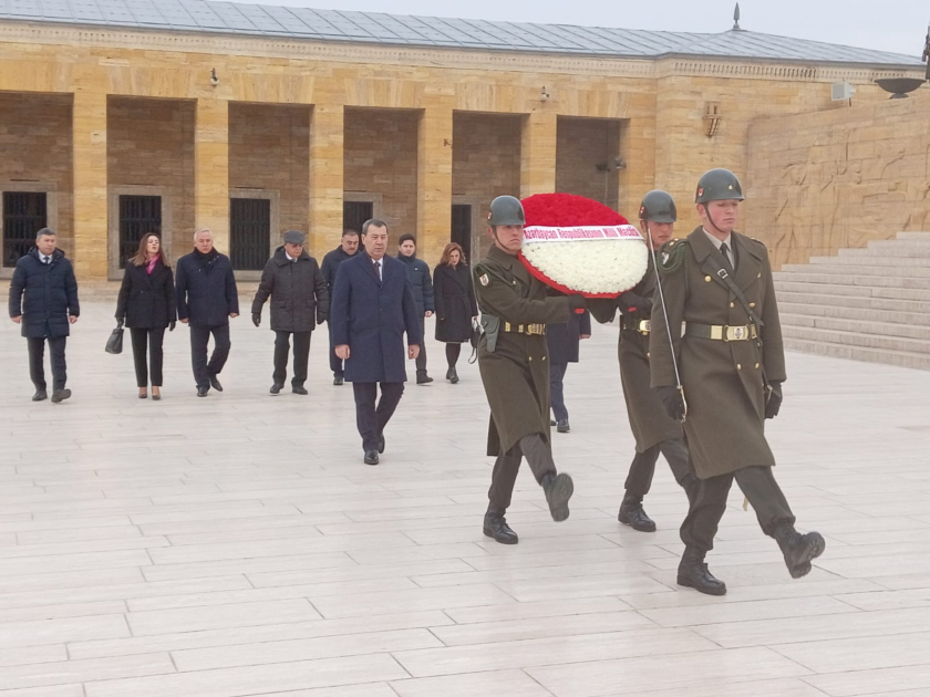 Azerbaycan Milli Meclisinin numayende heyeti Ankarada Ataturkun meqberesini ve Heyder Eliyev parkini ziyaret edib