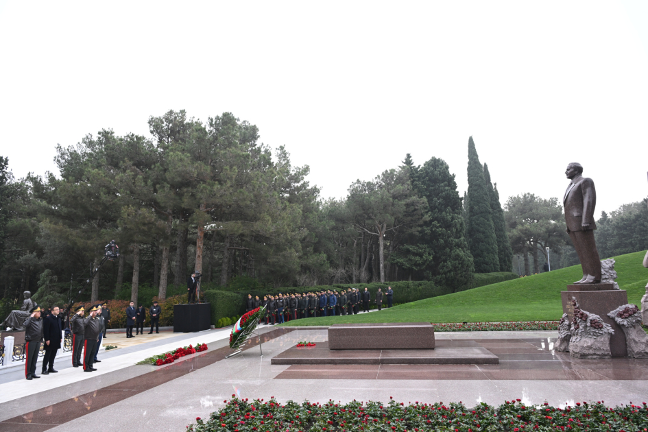 Dovlet ve hokumet resmileri Fexri xiyabanda Ulu Onder Heyder Eliyevin xatiresini yad edibler
