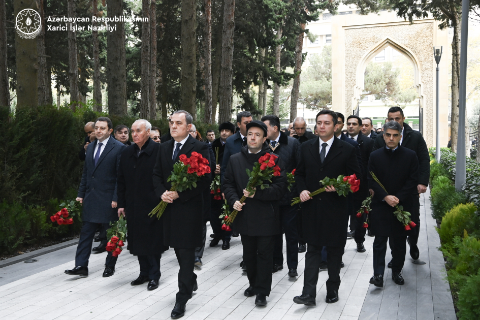 Xarici Isler Nazirliyinin kollektivi Ulu Onderin mezarini ziyaret edib