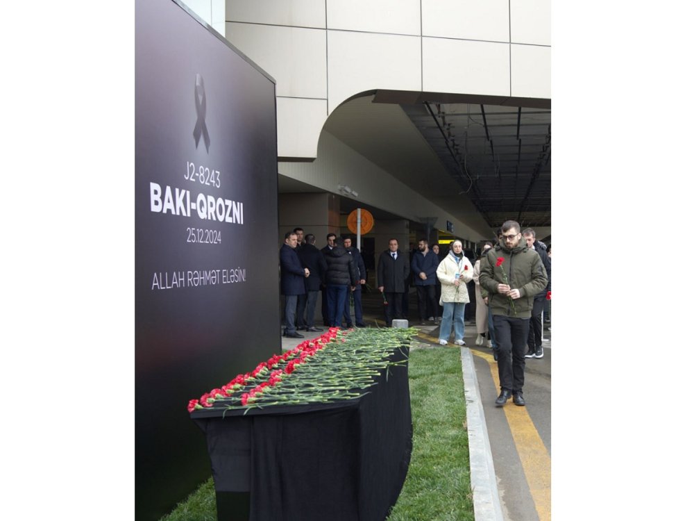 Baki aeroportunda Aktaudaki teyyare qezasi ile bagli xatire stendi qurasdirilib (FOTO)