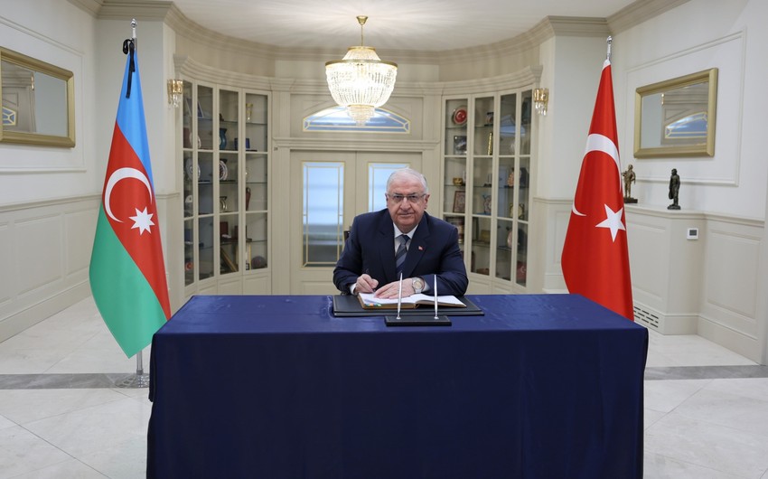 Turkiyenin mudafie naziri Azerbaycan sefirliyini ziyaret edib