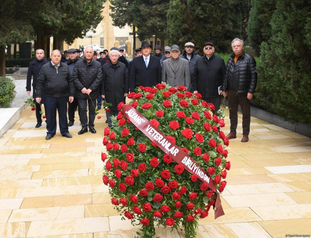 “Alyans” Azerbaycan Xususi Xidmet Orqanlari Veteranlarinin Ictimai Birliyinin uzvleri ulu onder Heyder Eliyevin mezarini ziyaret edibler (FOTO)