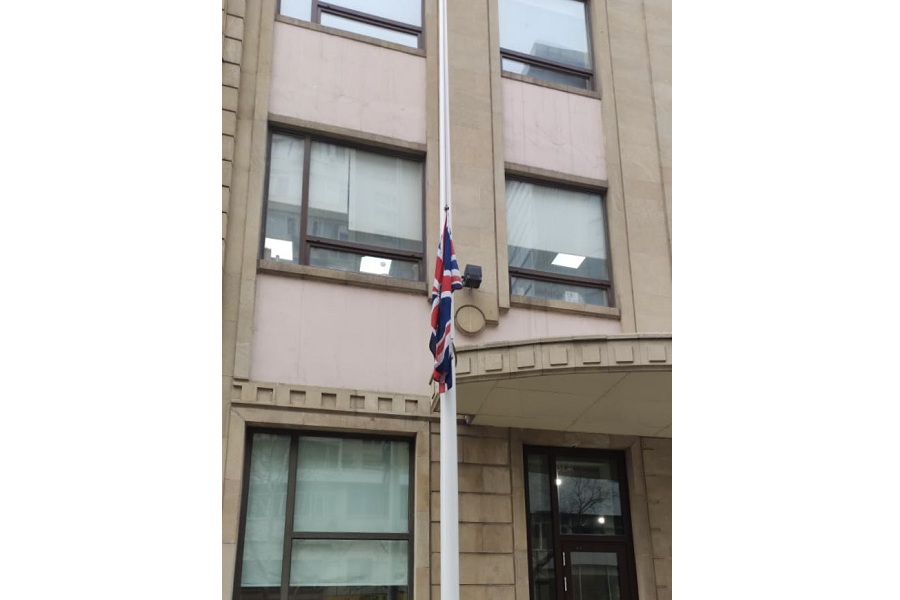 Britaniya sefirliyinde bayraq endirildi
