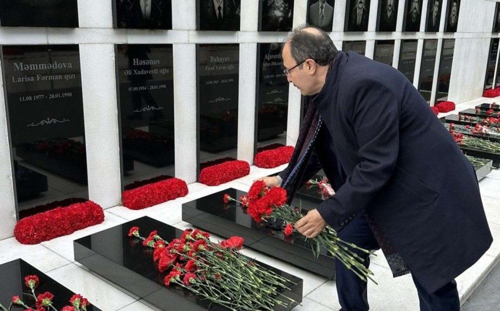 Turkiye sefiri Sehidler xiyabanini ziyaret etdi - FOTO