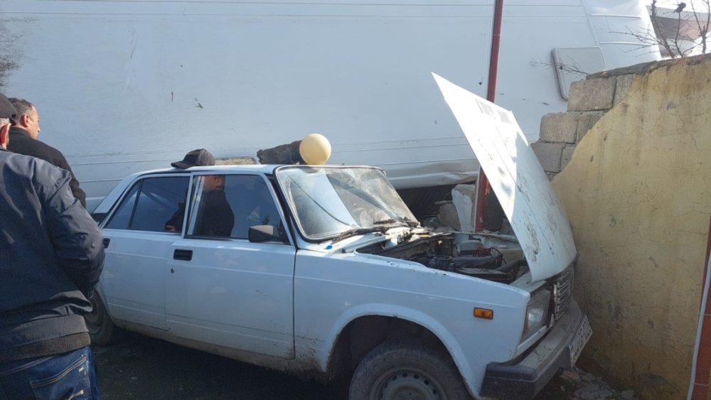 Lenkeranda avtobus masinin uzerine asdi: yaralilar var