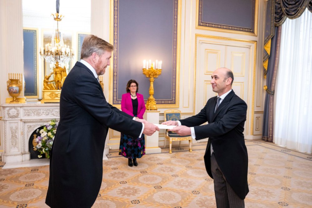 Azerbaycan sefiri etimadnamesini Niderland Kralina teqdim edib