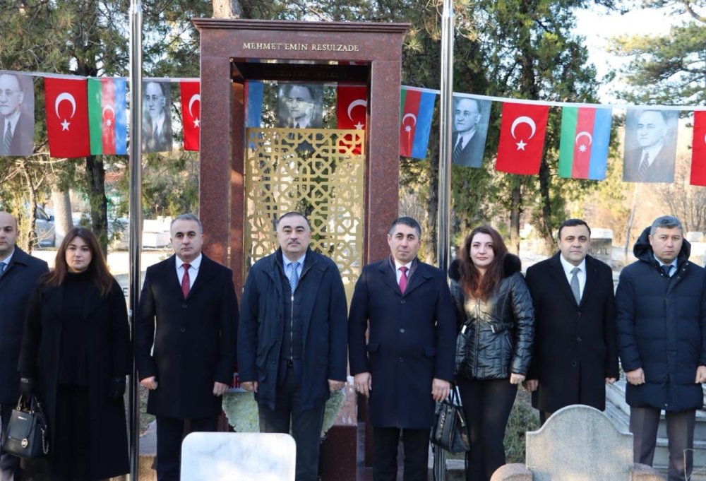 Azerbaycanin Turkiyedeki sefirliyinin kollektivi Ankarada Resulzadenin mezarini ziyaret edib