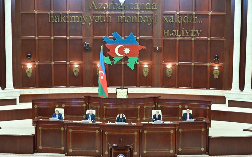 Milli Meclisin yaz sessiyasinin novbeti plenar iclasi baslayib