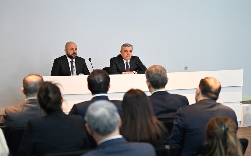 Samir Nuriyev “Iceriseher” Dovlet Tarix-Memarliq Qorugu Idaresinin yeni sedrini kollektive teqdim edib