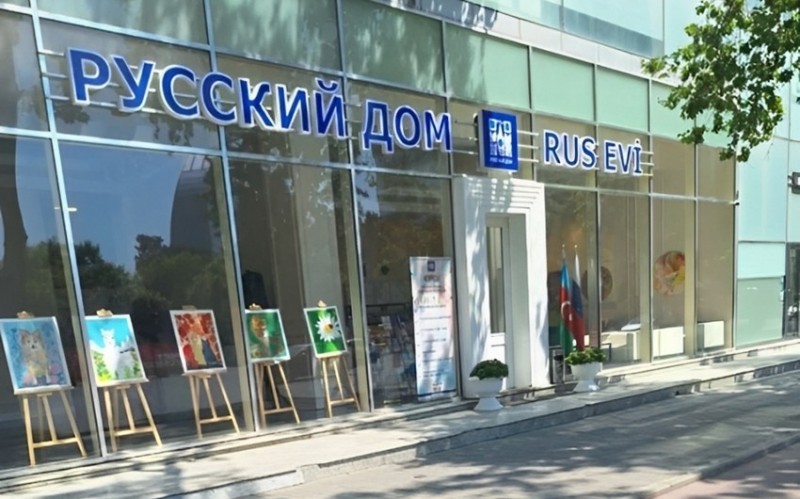 “Rus Evi”nin yerlesdiyi binanin uzerinde adinin rus dilinde yazilmasi ile bagli tedbirler gorulecek - RESMI