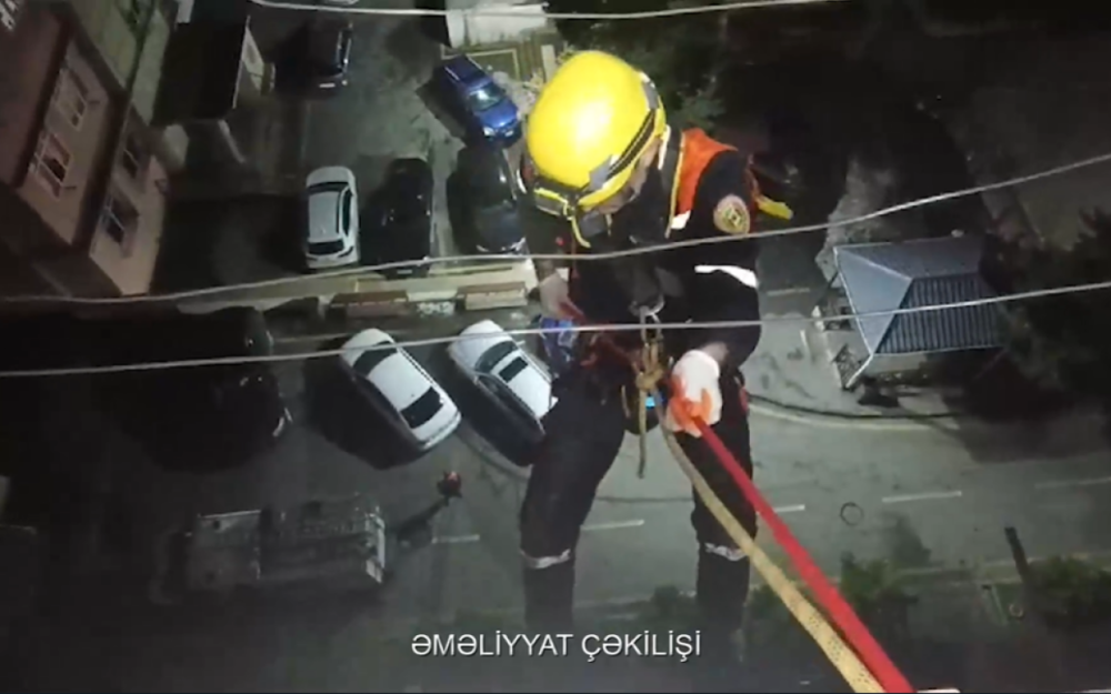 Bagli qapi arxasinda qalan yeniyetme xilas edildi - VIDEO