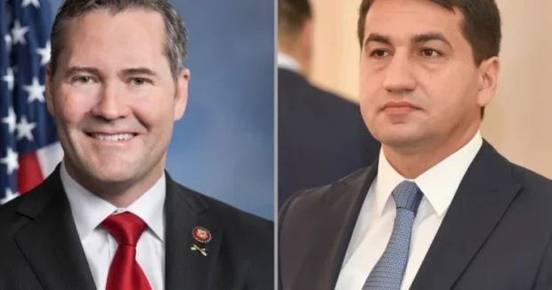Trampin musaviri Hikmet Haciyevle danisib
