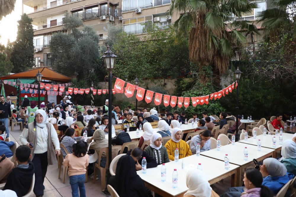 Azerbaycanin Suriyadaki sefirliyi Demesqde 1000 kimsesiz usaq ucun iftar sufresi teskil edib - FOTO