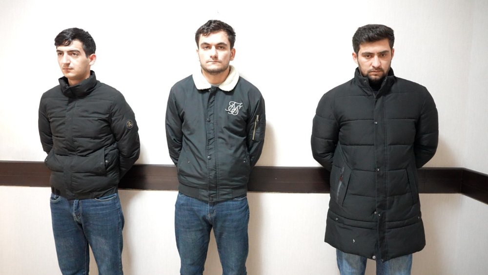 Hava limani erazisinde qanunsuz taksi fealiyyeti gosteren sexsler saxlanilib - VIDEO