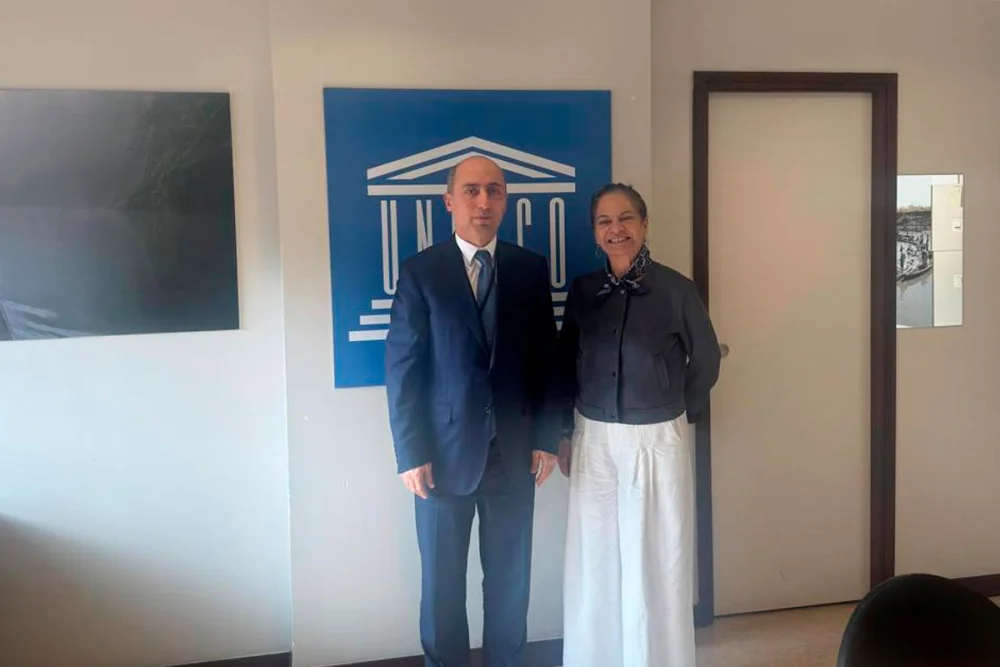 Emin Emrullayev Parisde UNESCO Bas direktorunun muavini ile gorusub
