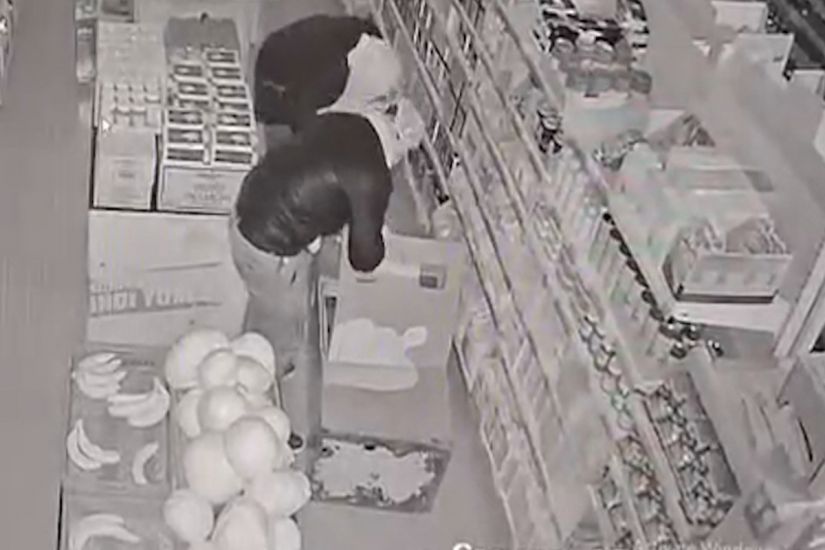 Bakida marketlerden 50 min manat deyerinde ogurluq eden sexsler saxlanilib - VIDEO