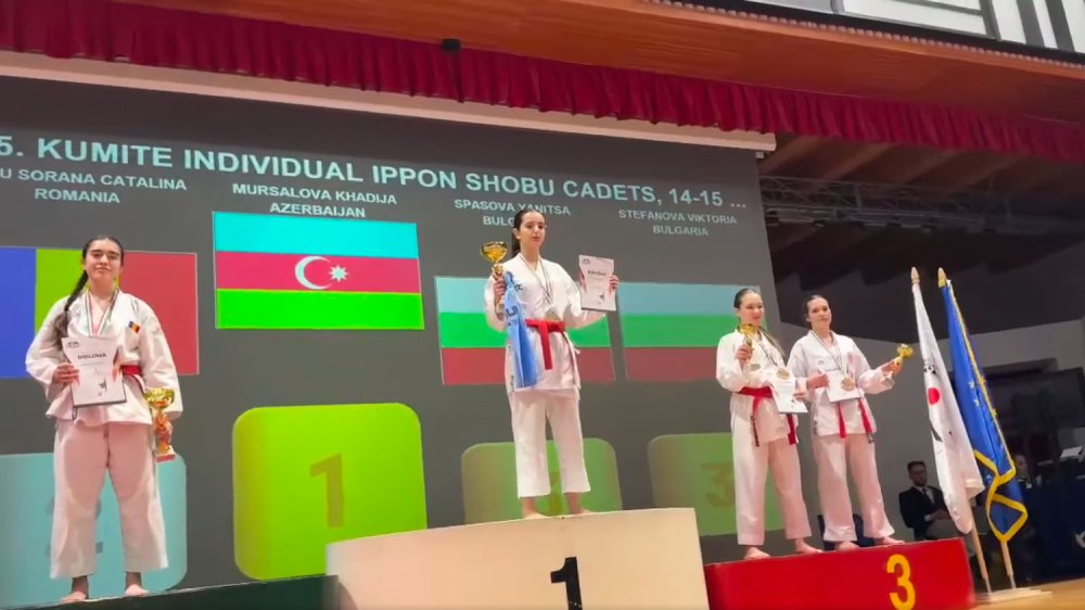 Cempion Baki mekteblileri