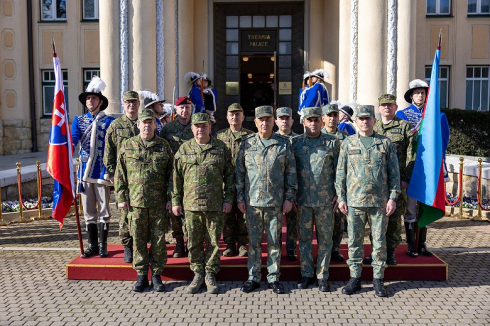 Azerbaycanla Slovakiya arasinda herbi sahelerde emekdasliq muzakire edilib