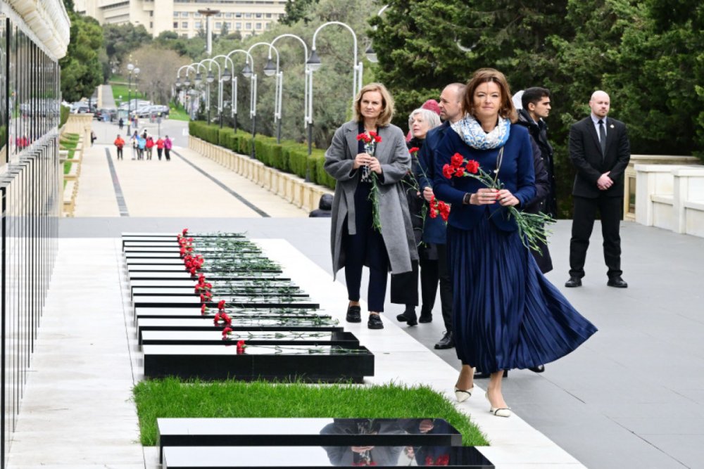 Sloveniya XIN rehberi Sehidler xiyabanini ve Mehdi Huseynzadenin abidesini ziyaret edib
