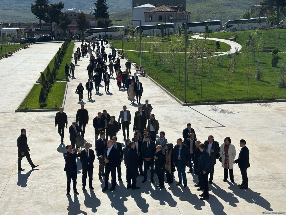 Diplomatik korpus numayendelerinin Qarabaga seferi baslayib
