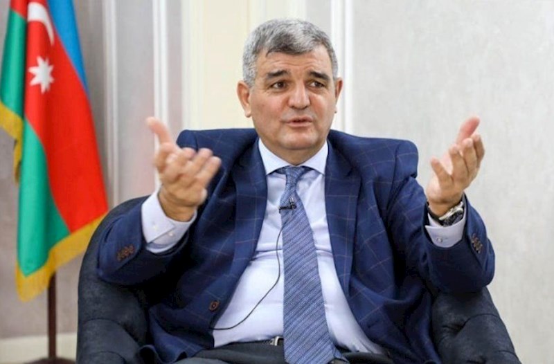“Vetendasa haqsiz cerimeler yazilmaqla zerbeler vurulur” — Fazil Mustafa AYNA-ni tenqid etdi