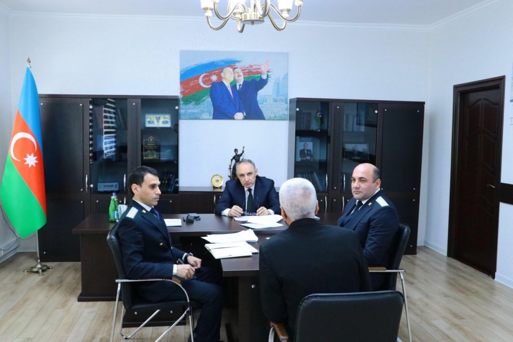 Bas prokuror Yevlaxda vetendaslari qebul edib