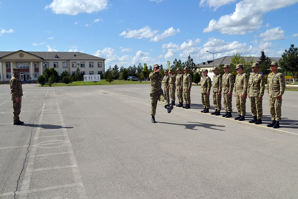 Herbi vezifelilere xususi teyinatli herbi hissede nezeri ve praktiki mesgeleler kecirilib