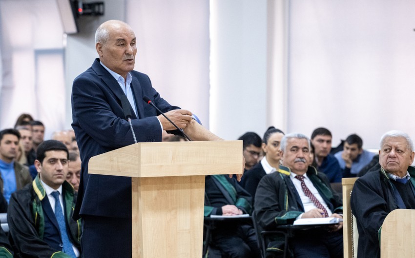 Mehkemede zerercekmis sexs Madat Babayani taniyib: O, “sen turksen” deyib meni tepikledi