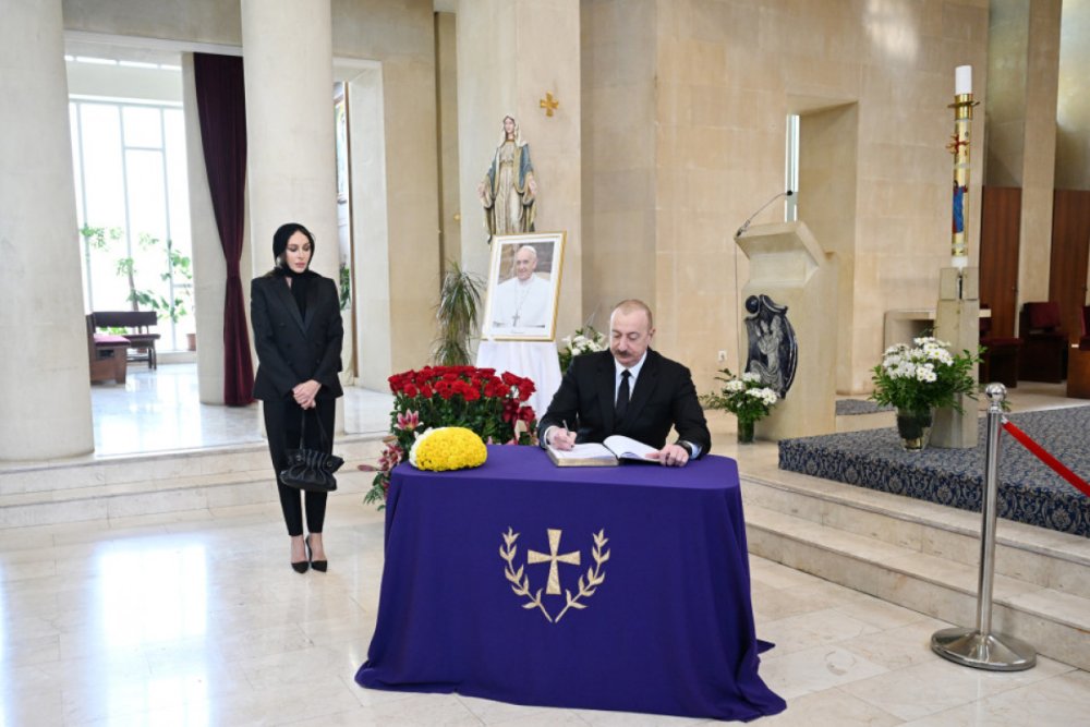 Ilham Eliyev Bakidaki Muqeddes Meryem Ana kilsesinde Roma Papasinin vefati ile elaqedar bassagligi verib