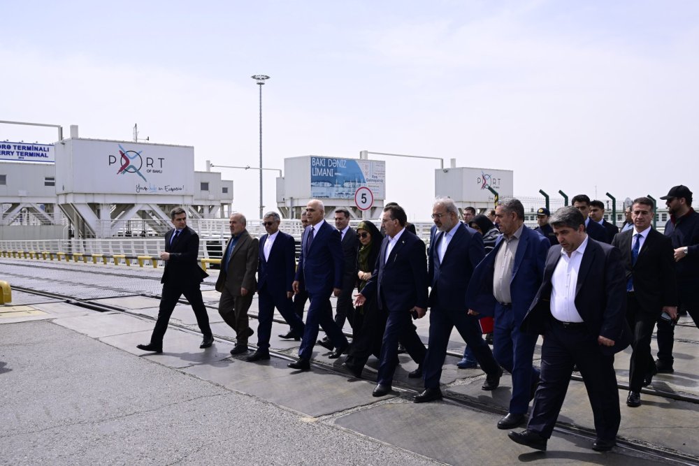 Azerbaycan ve Iran numayende heyetleri Baki Beynelxalq Deniz Ticaret Limanina baxis keciribler