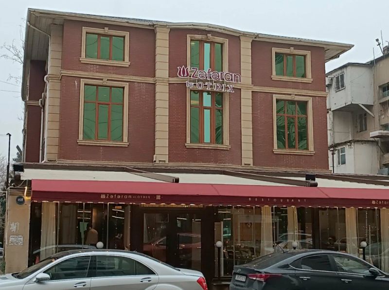 Sakinleri aldadib, binanin heyetinde restoran tikdiler: "Zeferan Otdix" yuzlerle ailenin kabusuna cevrilib -VIDEO