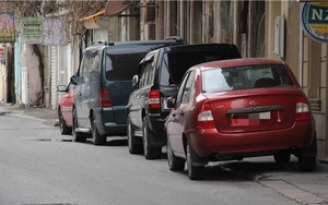Baki seher Dovlet Yol Polisi avtomobillerini sekilerde park eden suruculere muraciet edib